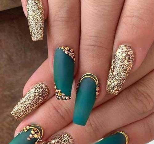 عکس دیزاین ناخن با لاک اکلیلی