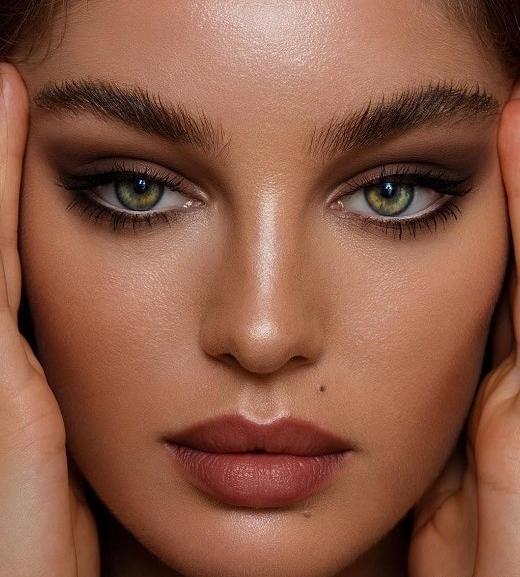عکس دختر سبزه چشم رنگی