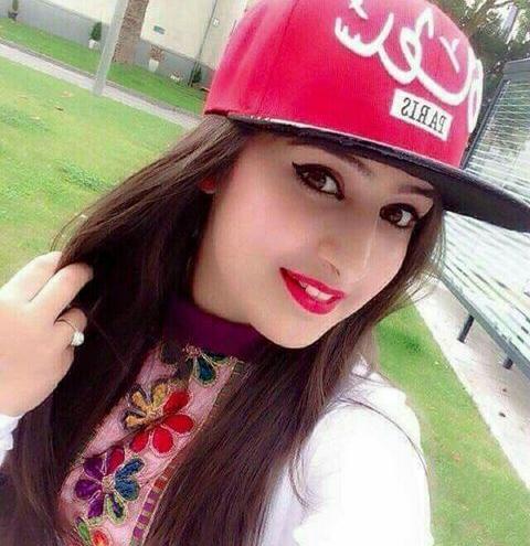 عکس دختر با کلاه صورتی