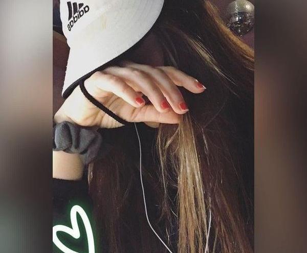 عکس دختر با کلاه صورتی