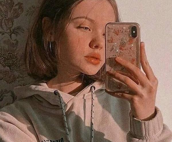 فیک عکس دختر با گوشی آیفون جلوی آینه