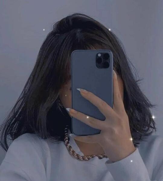 فیک عکس دختر با گوشی آیفون جلوی آینه