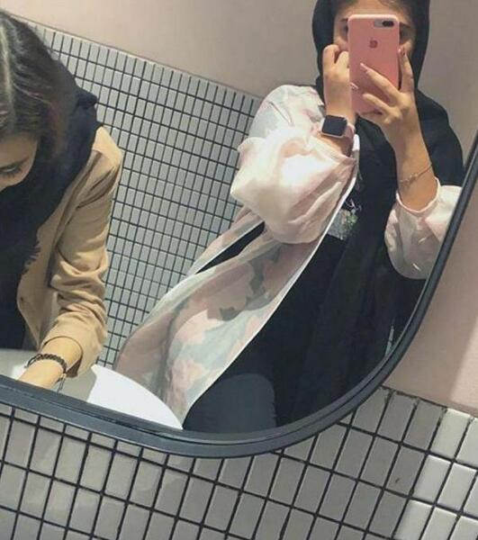 فیک عکس دختر با گوشی آیفون جلوی آینه