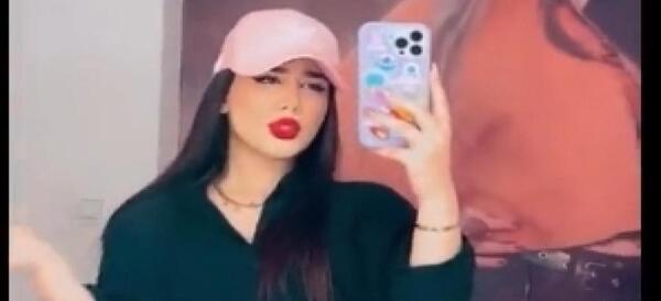 فیک عکس دختر با گوشی آیفون جلوی آینه