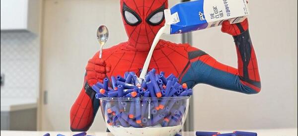 عکس مرد عنکبوتی در حال جنگ