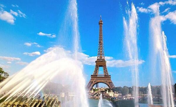 عکس پاریس کنار برج ایفل