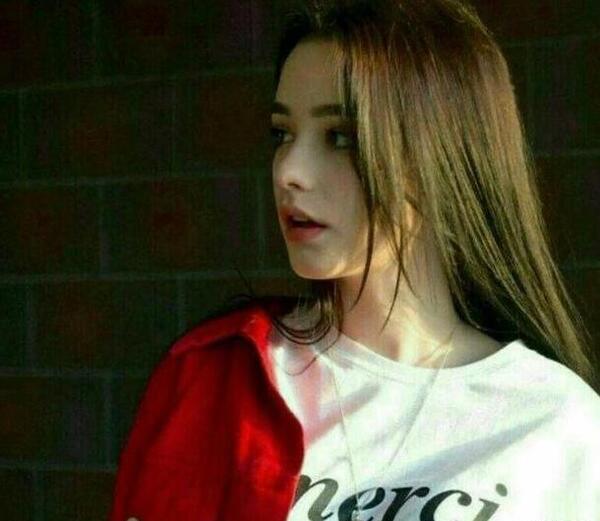 عکس فیک نصف صورت دختر