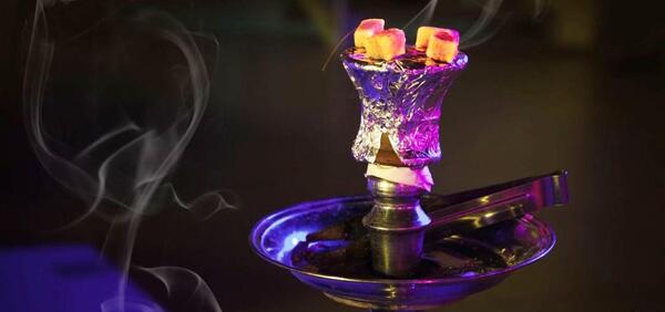 عکس مرد عنکبوتی در حال قلیان کشیدن