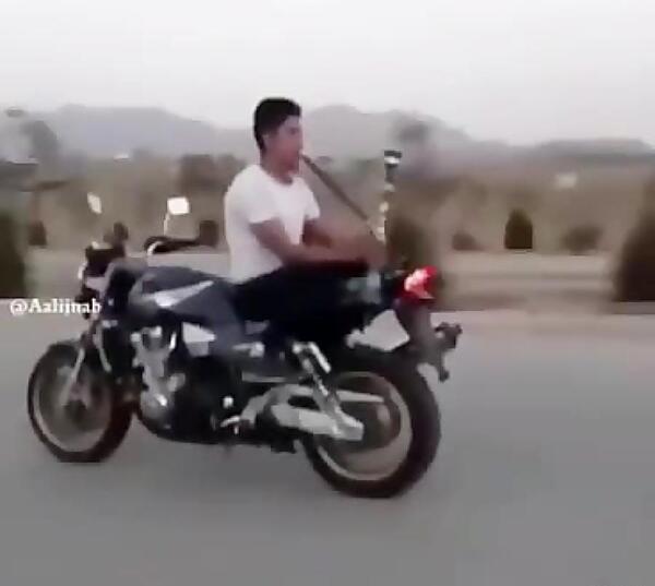 عکس مرد عنکبوتی در حال قلیان کشیدن