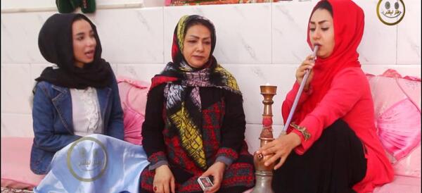 عکس مرد عنکبوتی در حال قلیان کشیدن