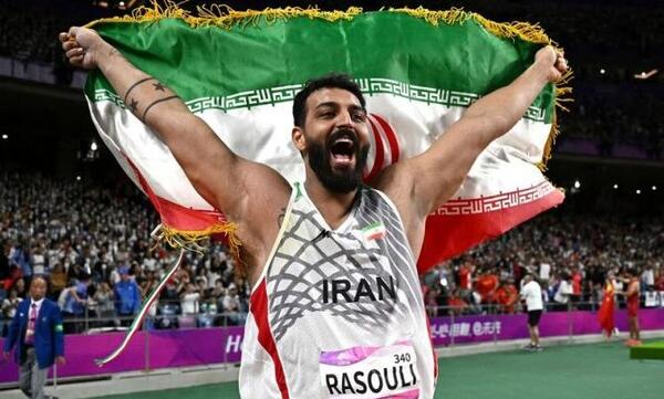 عکس مرد عنکبوتی سیاه و طلایی