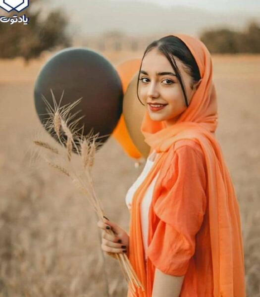 ژست عکس تولد با کیک در پارک