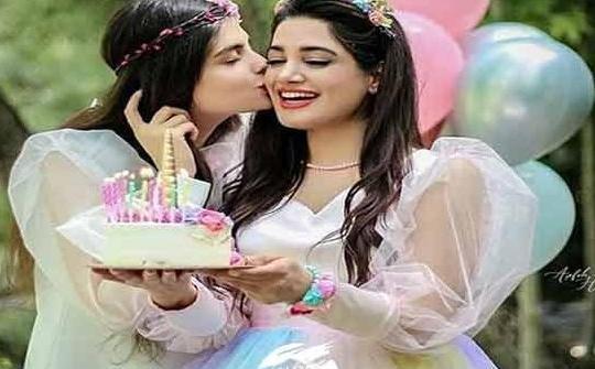 ژست عکس تولد دو نفره در طبیعت