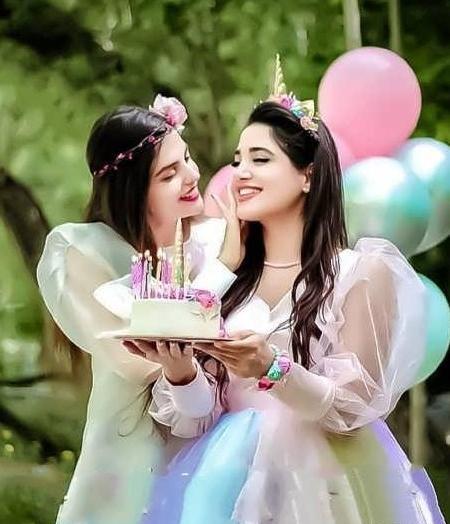 ژست عکس تولد دو نفره در طبیعت