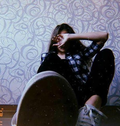 ژست عکس بدون چهره در خانه