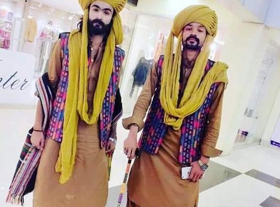 ژست عکس با لباس بلوچی مردانه
