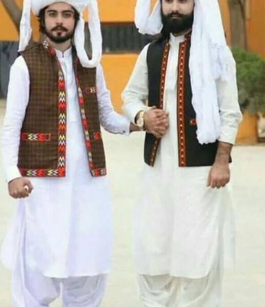 ژست عکس با لباس بلوچی مردانه