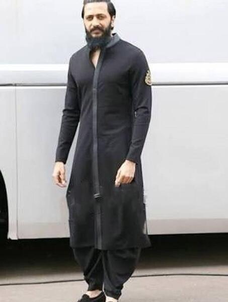 ژست عکس با لباس بلوچی مردانه