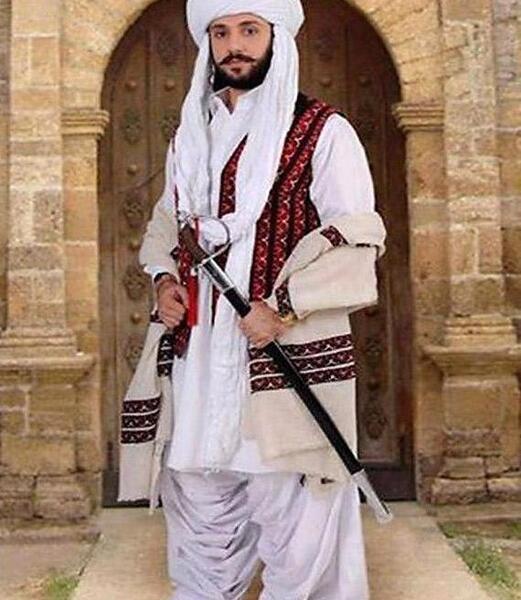 ژست عکس با لباس بلوچی مردانه