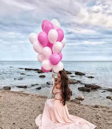 ژست عکس با کیک تولد کنار دریا