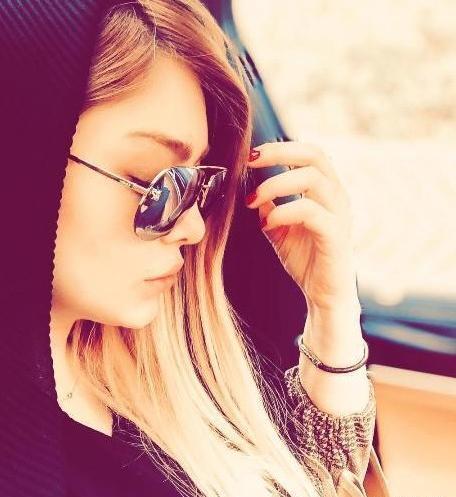 ژست عکس نیم رخ دخترانه