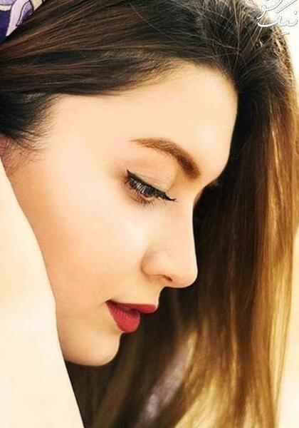 ژست عکس نیم رخ دخترانه