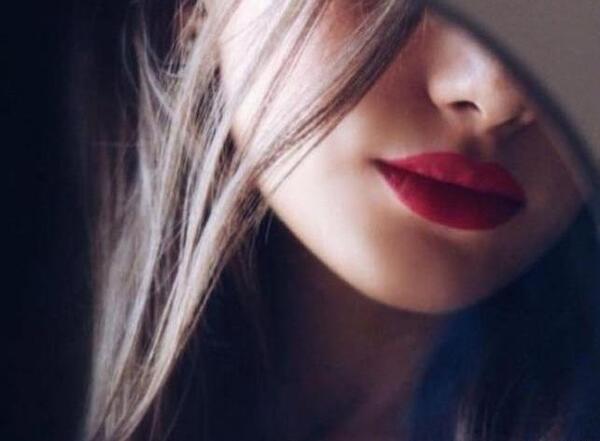 ژست عکس نیم رخ دخترانه