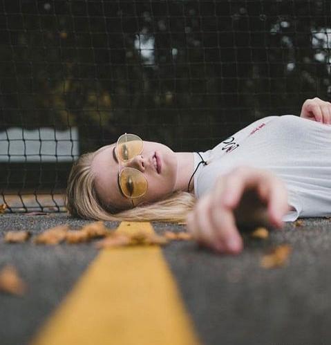 ژست عکس نیم رخ دخترانه