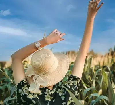 ژست عکس تولد سیاه سفید