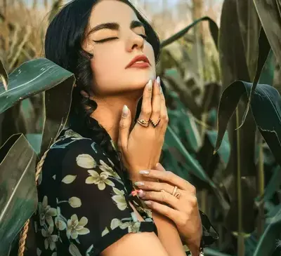 ژست عکس تولد سیاه سفید