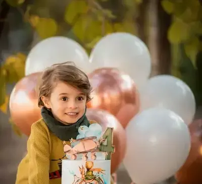 ژست عکس تولد سیاه سفید