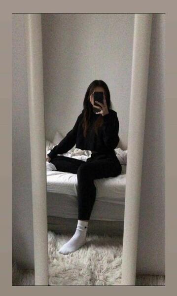 ژست عکس جلوی آینه دخترانه
