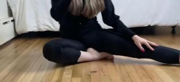 ژست عکس جلوی آینه دخترانه