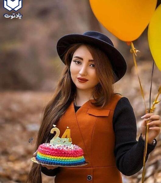 ژست عکس تولد با کیک و بادکنک در طبیعت