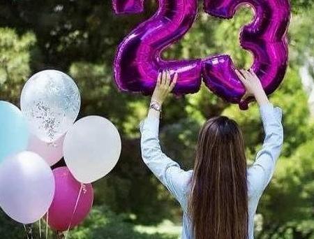 ژست عکس تولد با کیک و بادکنک در طبیعت