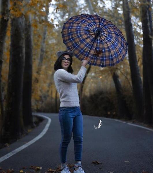 ژست عکس دخترانه در خیابان