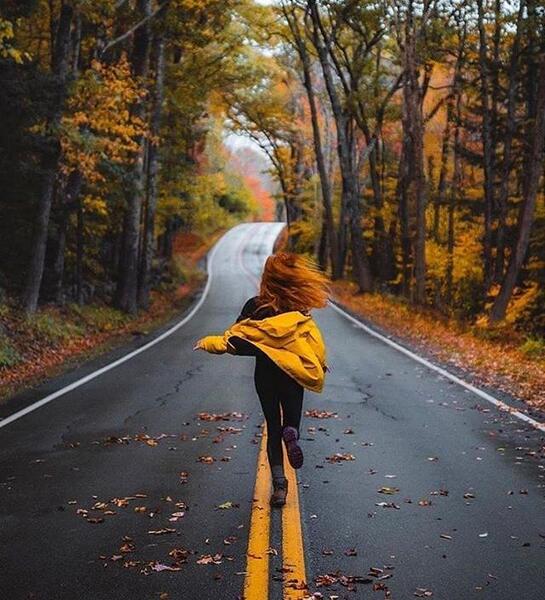 ژست عکس دخترانه در خیابان