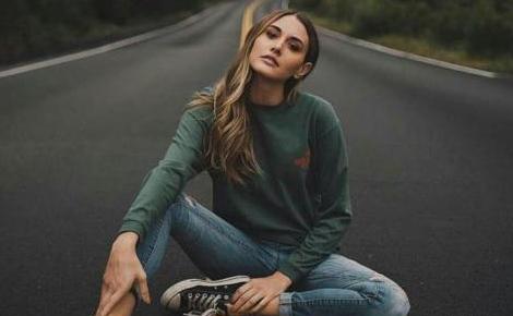 ژست عکس دخترانه با لباس اسپرت