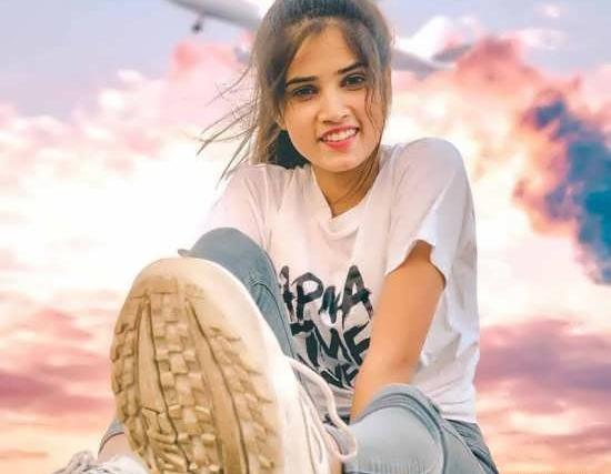ژست عکس دخترانه با لباس اسپرت