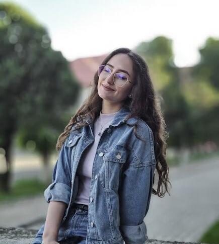 ژست عکس دخترانه با لباس اسپرت
