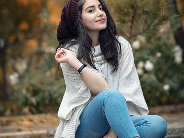 ژست عکس تک نفره دخترانه در طبیعت