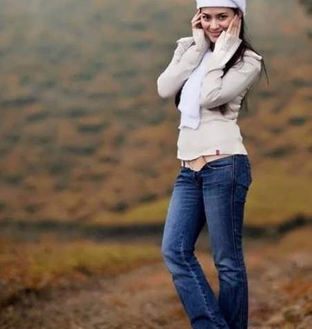 ژست عکس تک نفره دخترانه در طبیعت