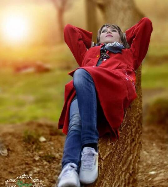 ژست عکس تک نفره دخترانه در طبیعت