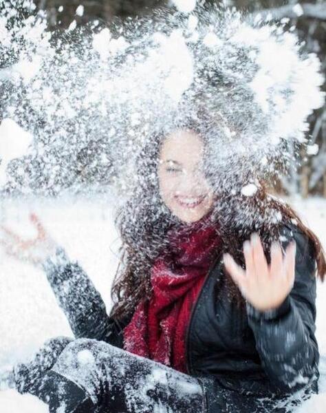 ژست عکس دخترانه با برف