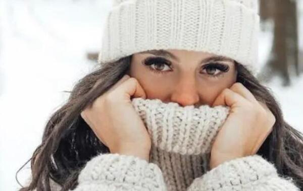 ژست عکس دخترانه با کلاه زمستانی