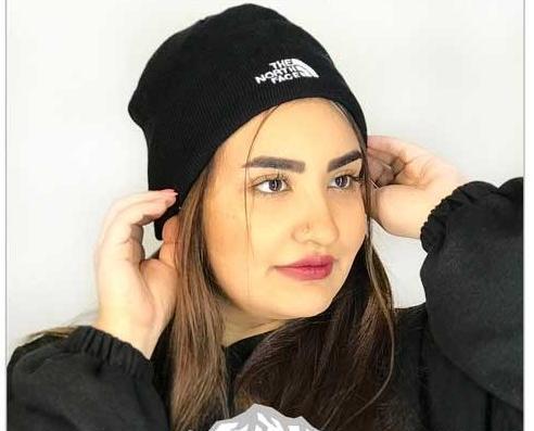 ژست عکس دخترانه با کلاه زمستانی