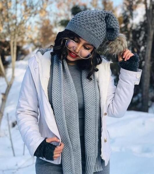 ژست عکس دخترانه با کلاه زمستانی