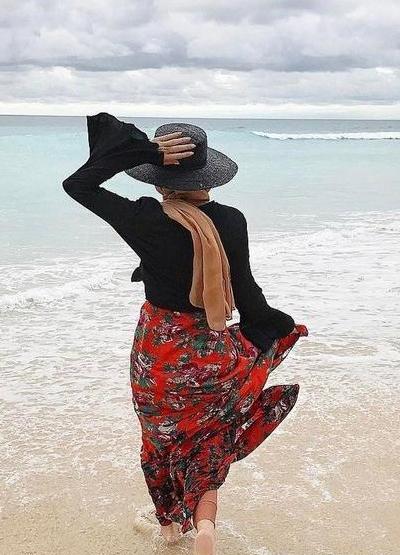 ژست عکس اسپرت کنار دریا