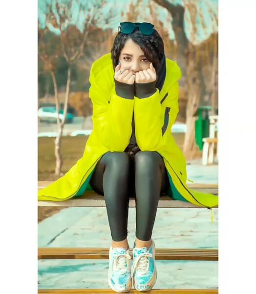 ژست عکس اسپرت فضای باز دخترانه