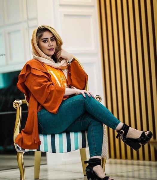 ژست عکس نشسته روی مبل